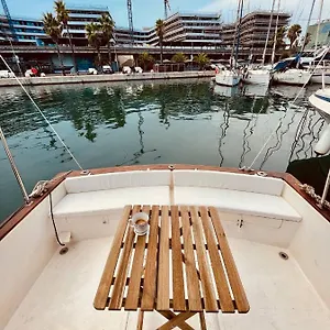  Bateau-hôtel Stylish 80's Fishing Boat